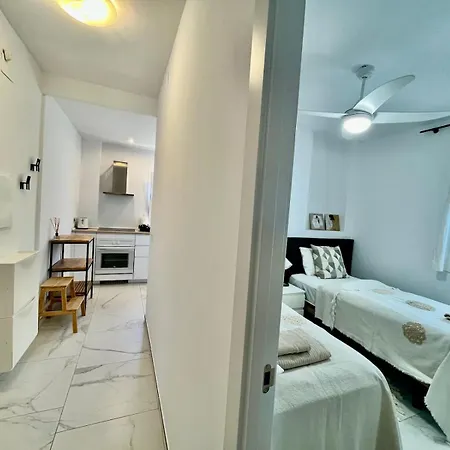 2 Bedroom Walking Distance To The Apartment *
