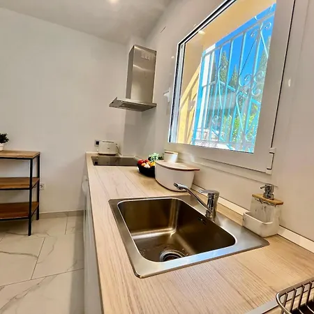 Apartment 2 Bedroom Walking Distance To The